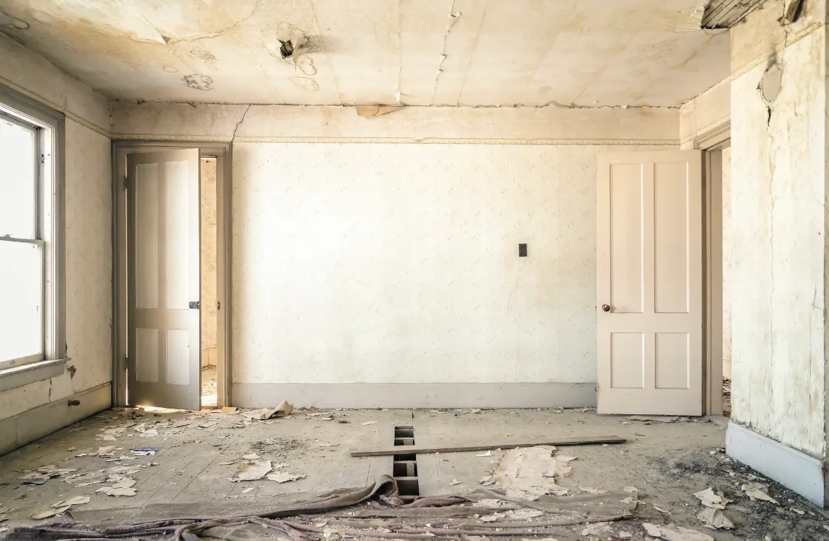 Waste disposal crew managing a cleanout project in Lake Morton-Berrydale